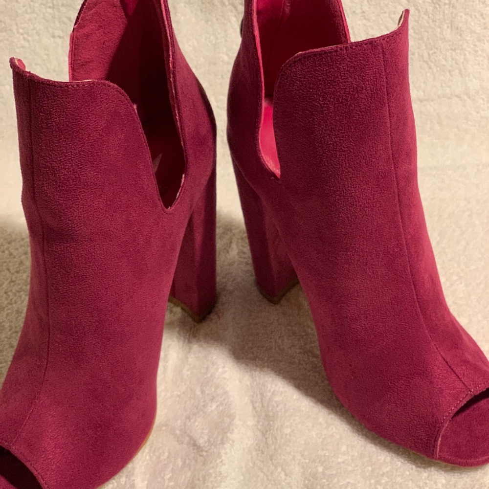 Suede Fuscia Pumps